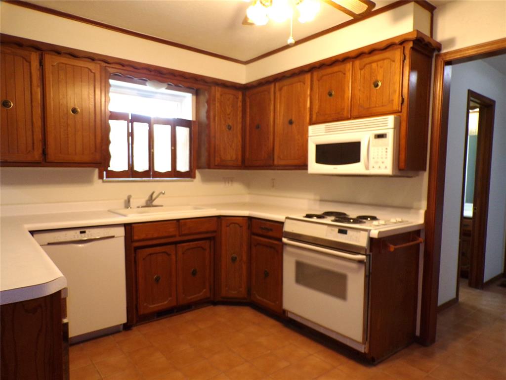 535 N Salyer Property Photo 7