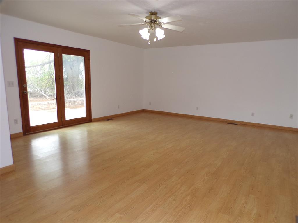 535 N Salyer Property Photo 14