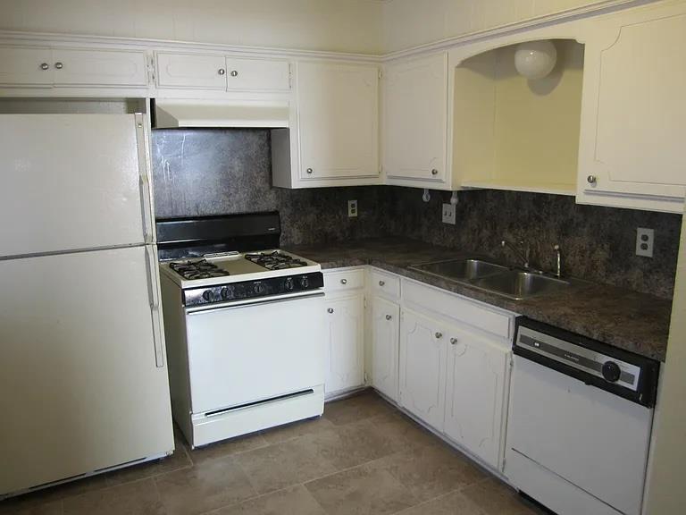 820 Russell Circle Property Photo 4