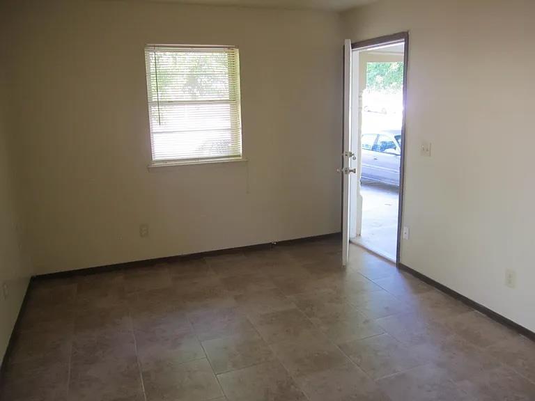 820 Russell Circle Property Photo 13