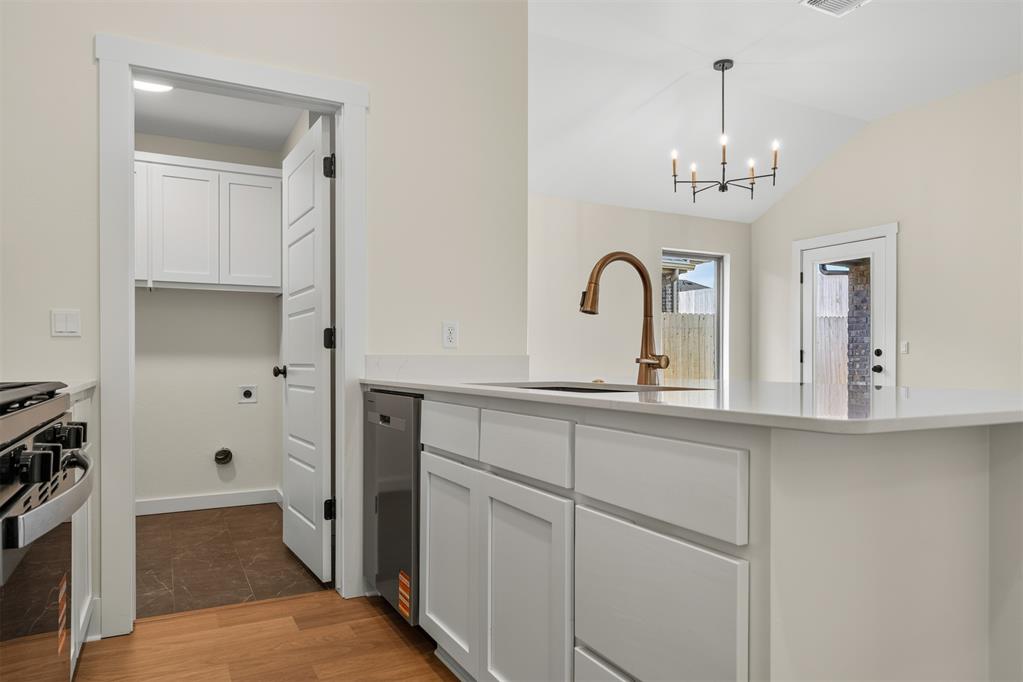 3918 Eureka Drive Property Photo 10