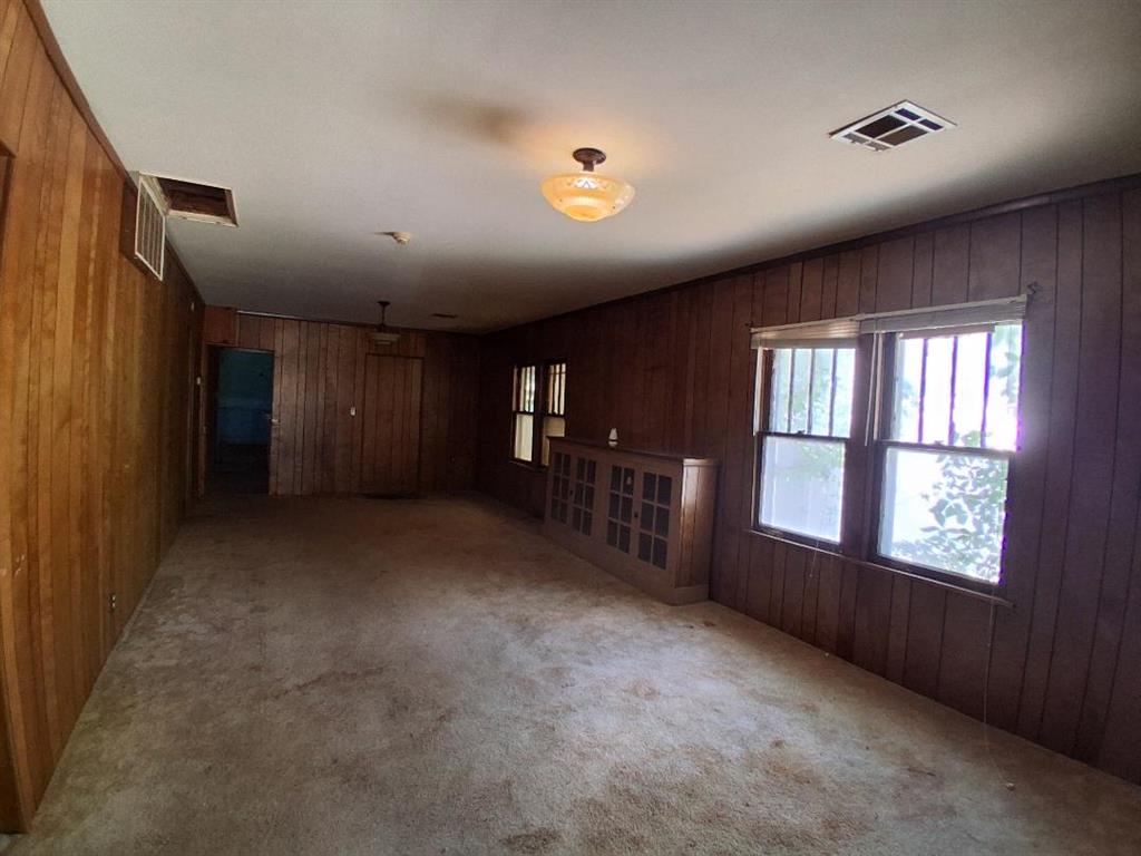 202 S Center Avenue Property Photo 2