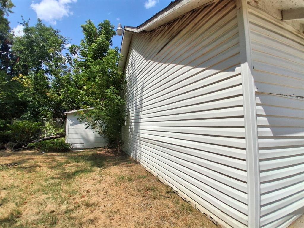 202 S Center Avenue Property Photo 16