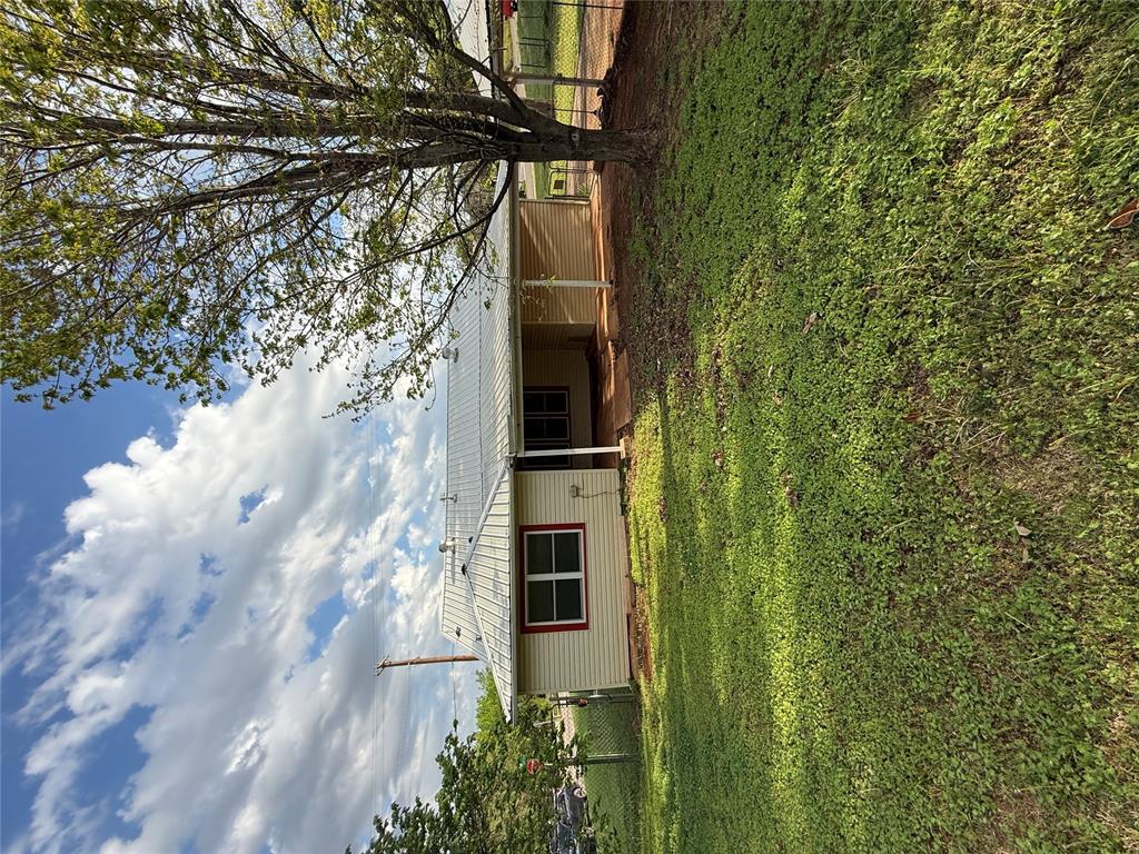 323 W 6th Street Property Photo 4