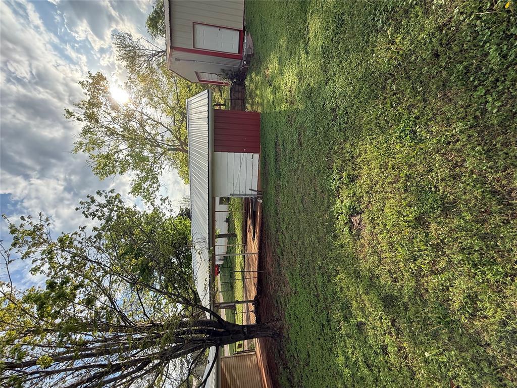 323 W 6th Street Property Photo 5