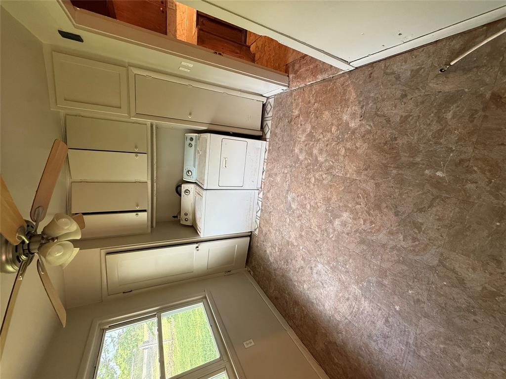 323 W 6th Street Property Photo 9