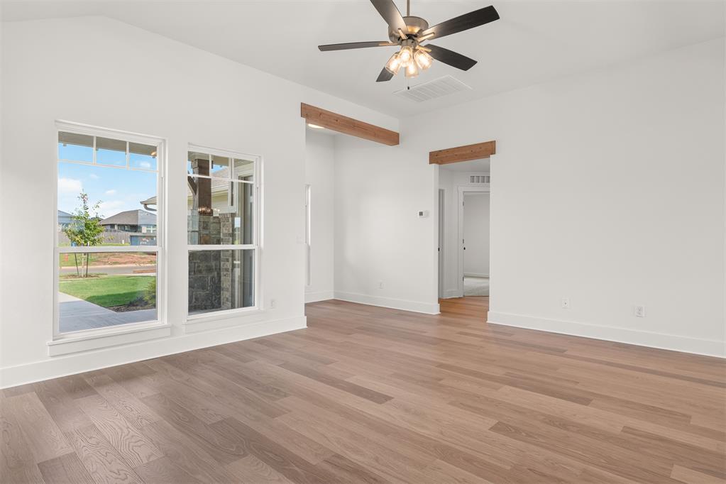 3711 Eureka Drive Property Photo 5