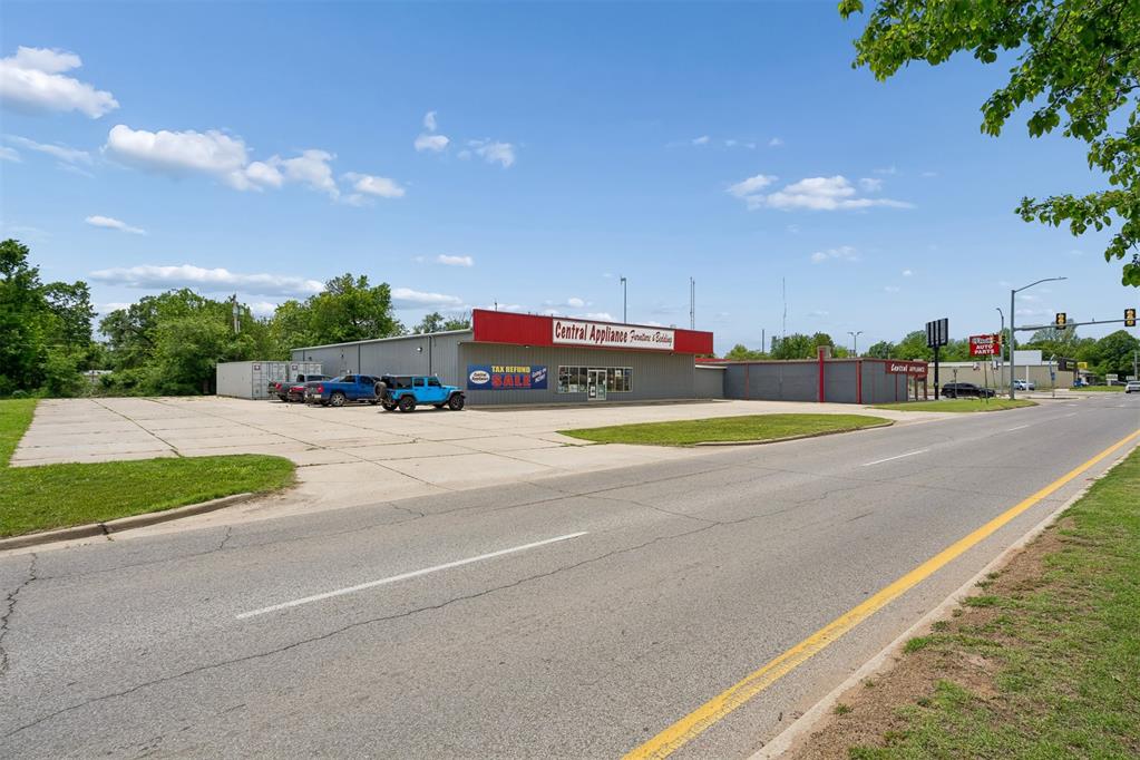 102 E Central Boulevard Property Photo 3