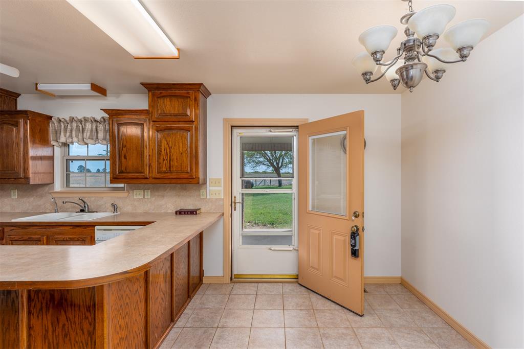 384045 E 1040 Road Property Photo 9