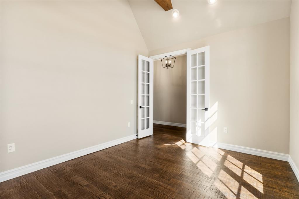 15709 Flora Avenue Property Photo 4