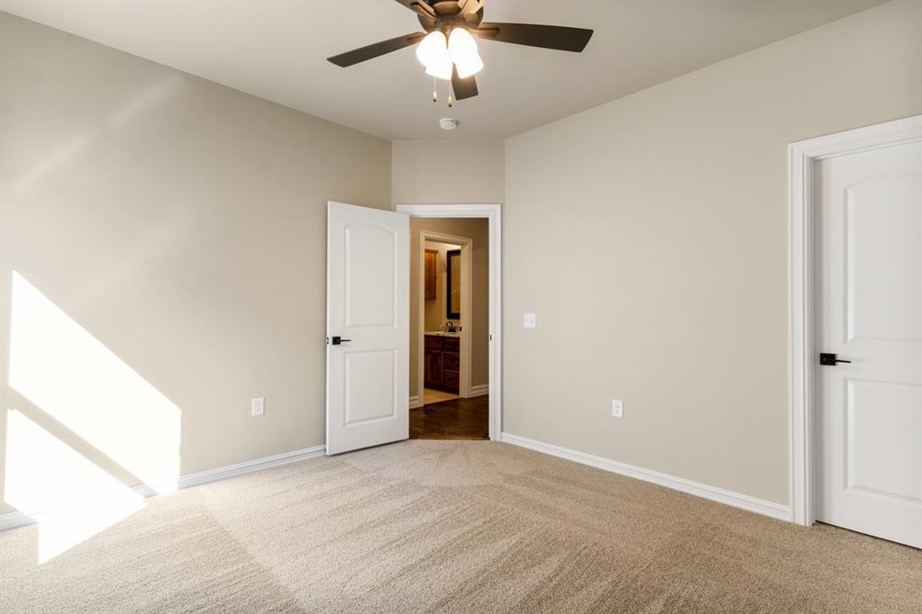 15709 Flora Avenue Property Photo 10
