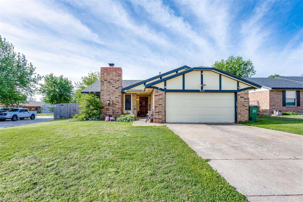 932 Hampton Circle Property Photo 1