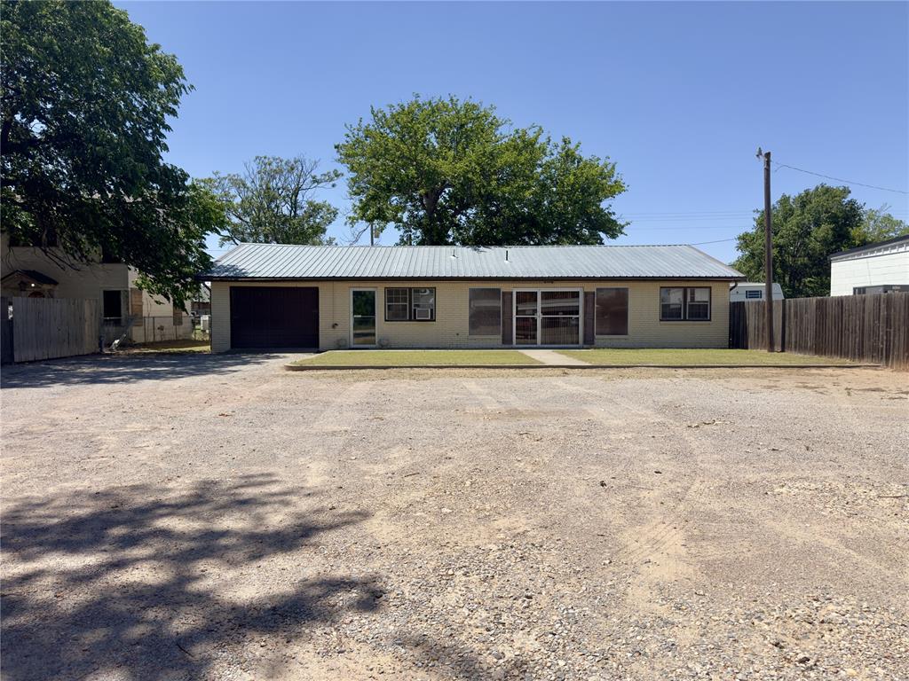 219 N Louis Tittle Avenue Property Photo 2