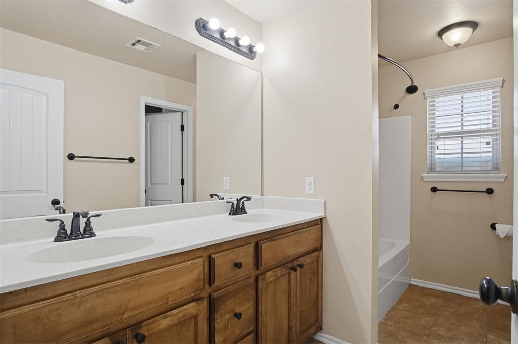 628 Inverleith Circle Property Photo 8