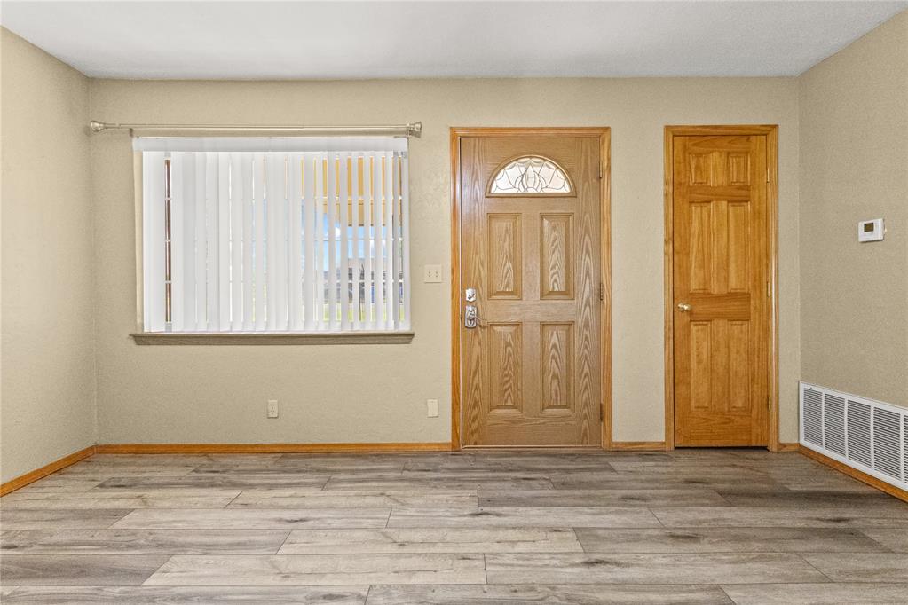 609 W 10th Street Property Photo 4