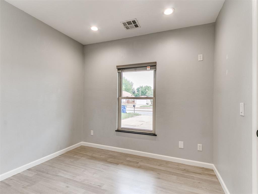 208 E Broadway Avenue Property Photo 26