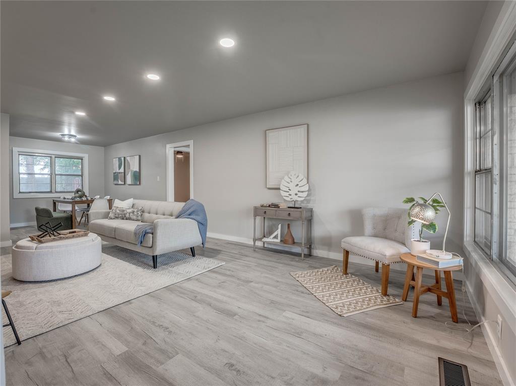 2016 W Noble Avenue Property Photo 3