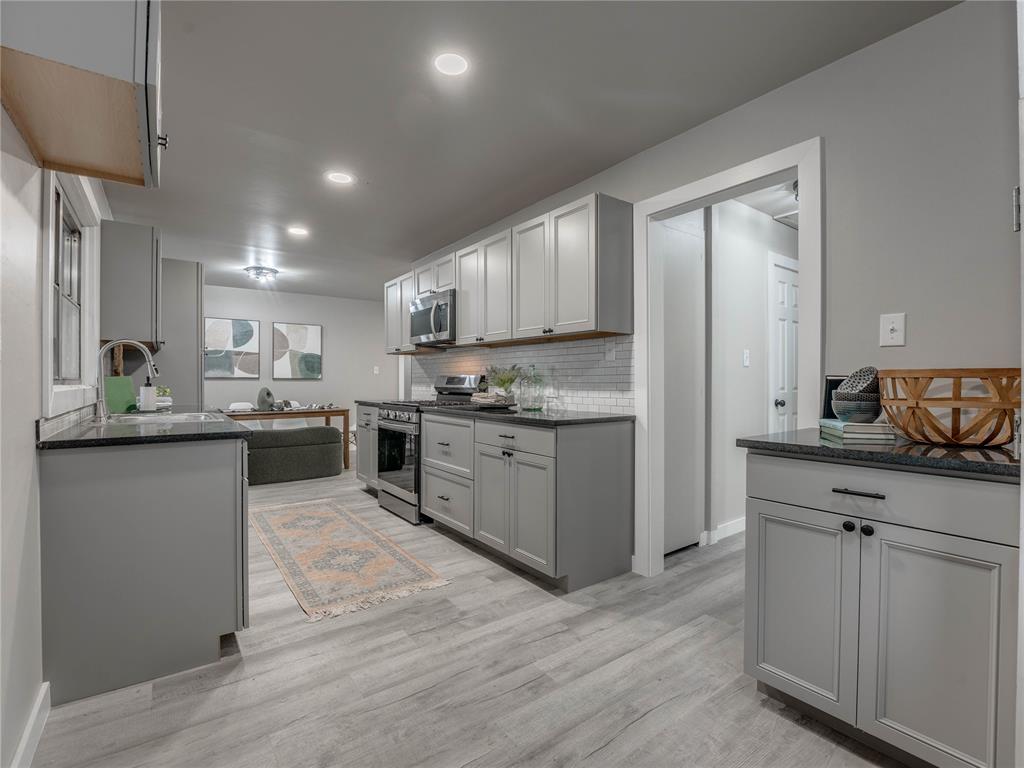 2016 W Noble Avenue Property Photo 15