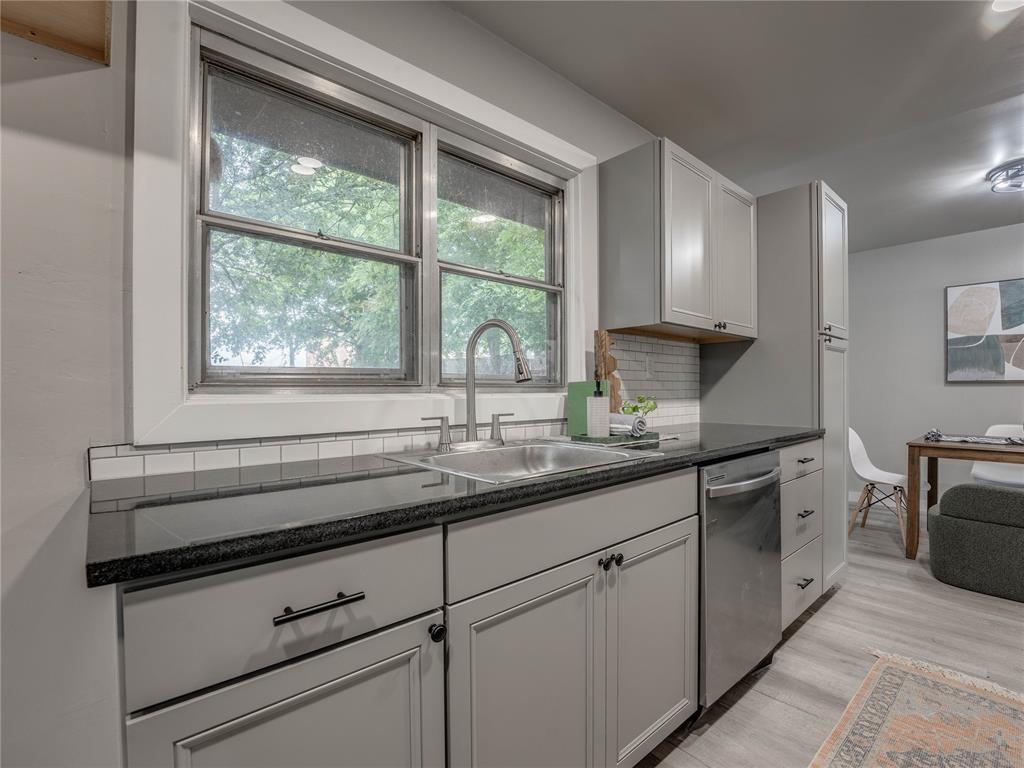 2016 W Noble Avenue Property Photo 16