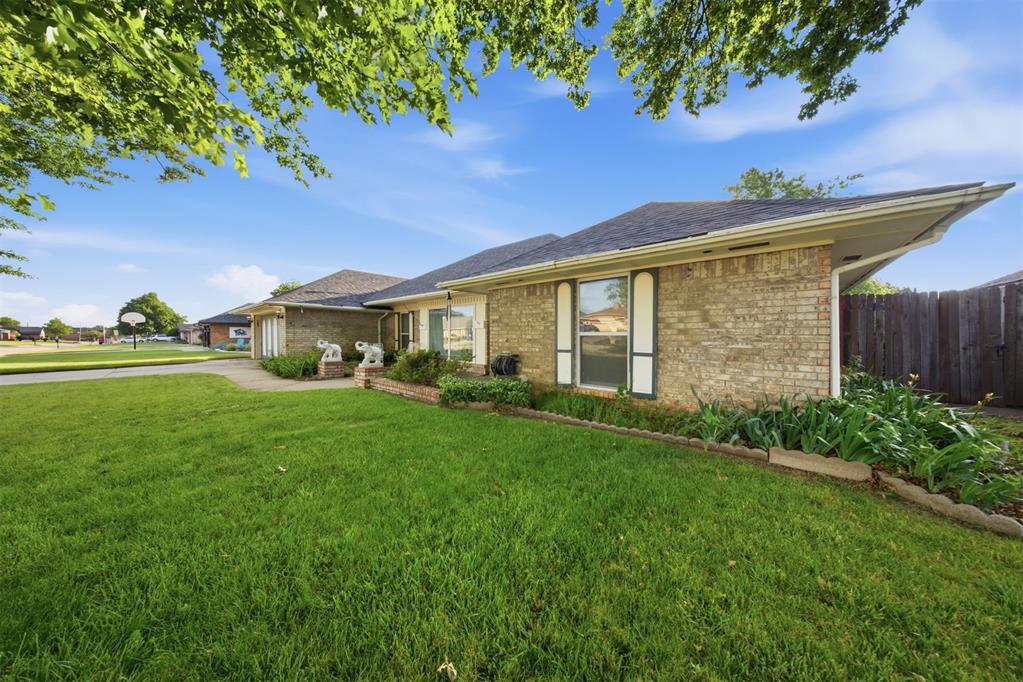10208 Durham Drive Property Photo 3