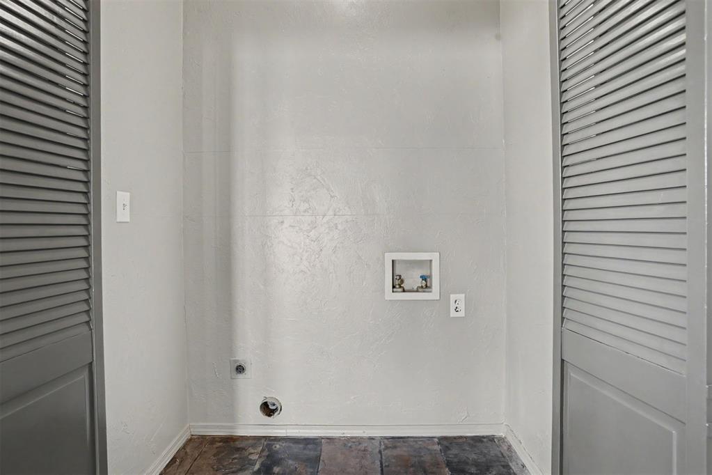 112 S Bryan Avenue Property Photo 24