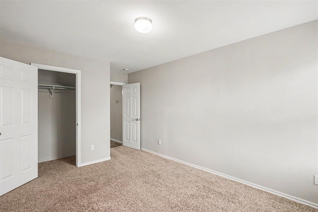 804 Hallow Oak Court Property Photo 16