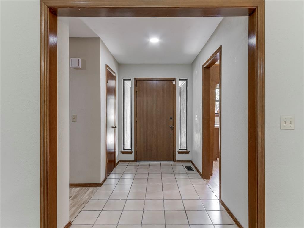 9404 Red Oak Lane Property Photo 6