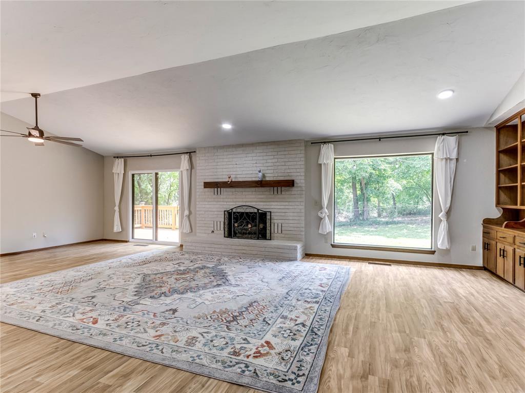 9404 Red Oak Lane Property Photo 7