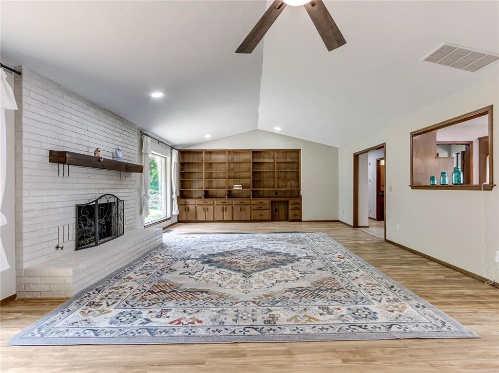 9404 Red Oak Lane Property Photo 10