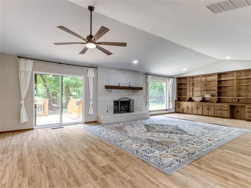 9404 Red Oak Lane Property Photo 11