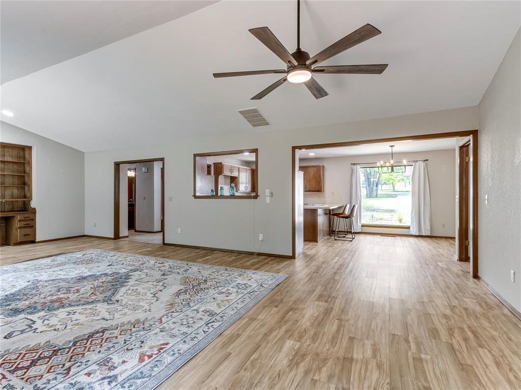 9404 Red Oak Lane Property Photo 12