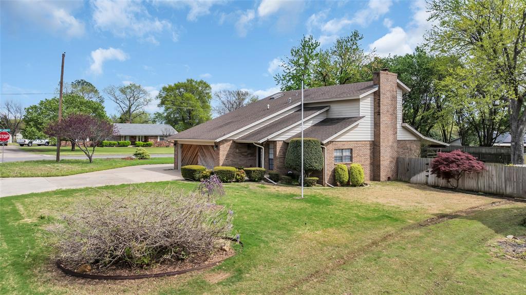 2400 Woodleaf Court Property Photo 2