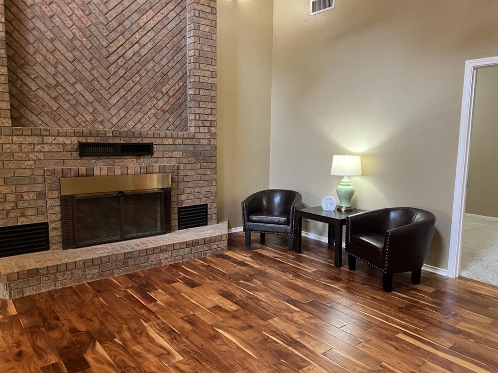 2400 Woodleaf Court Property Photo 9