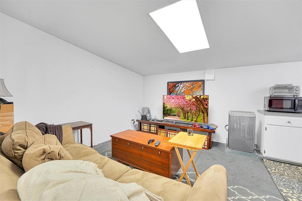 301 W 12th Street Property Photo 17