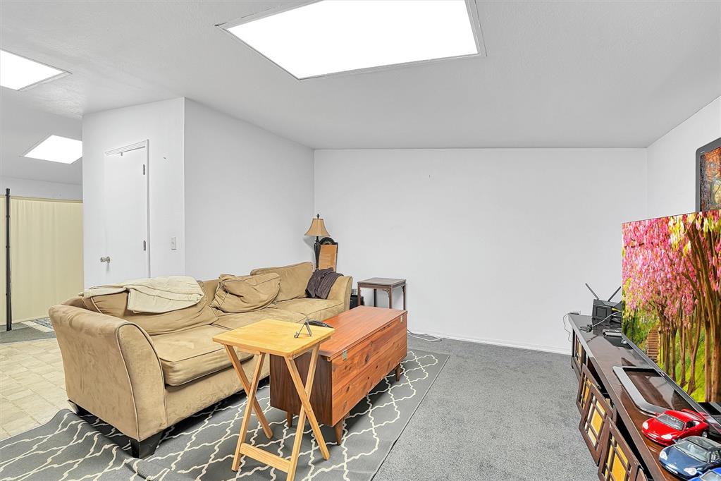 301 W 12th Street Property Photo 19