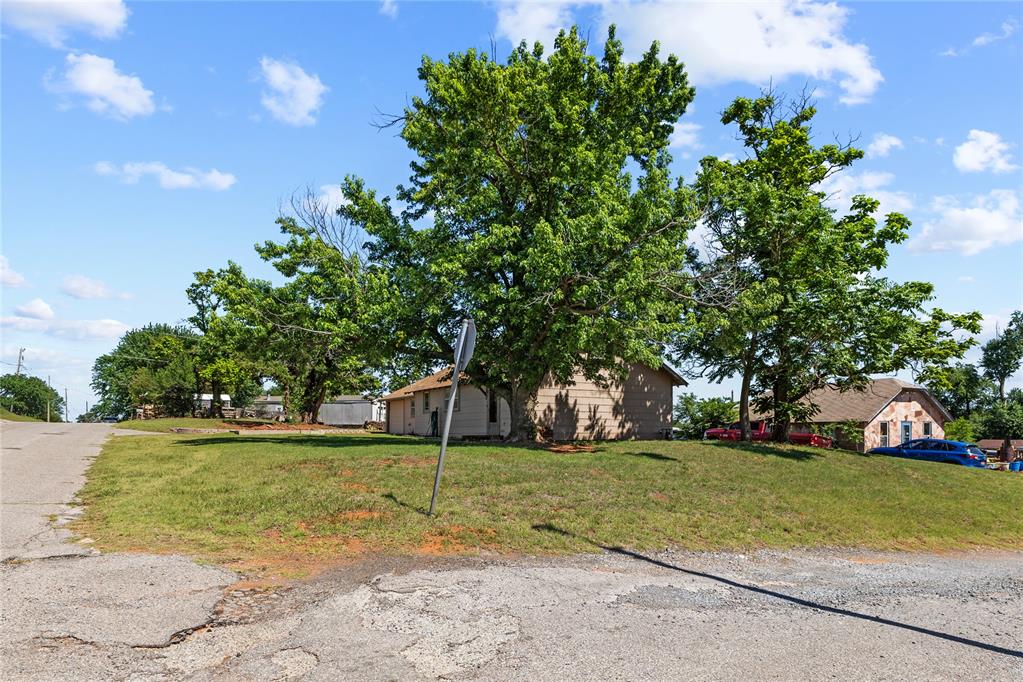 212 E 3rd Street Property Photo 4