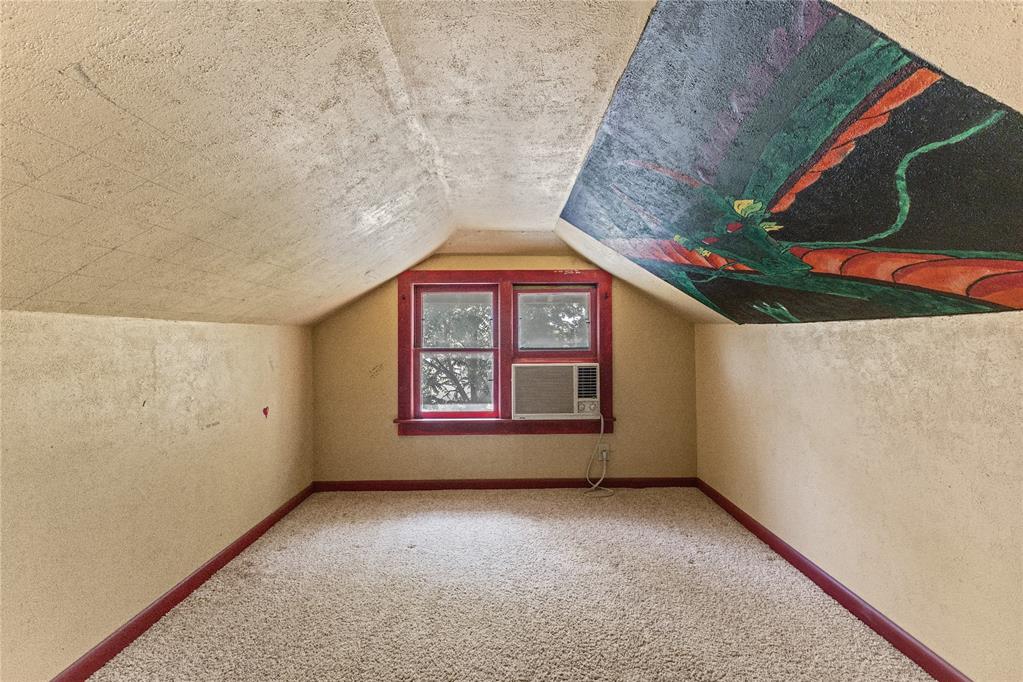 212 E 3rd Street Property Photo 17