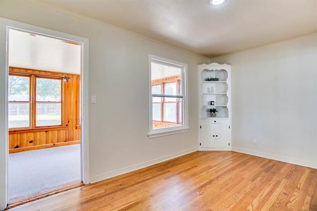 1014 Seneca Avenue Property Photo 6