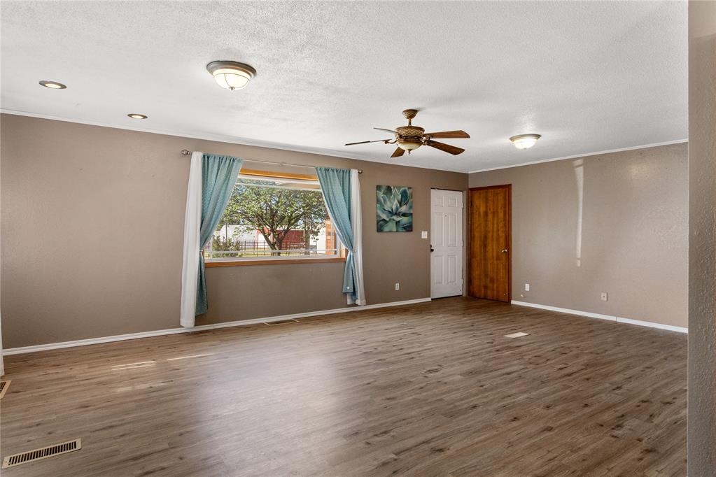 115 E 10th Street Property Photo 5