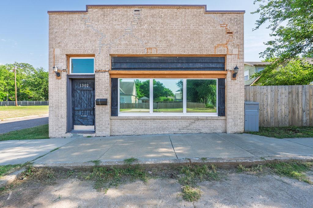 1302 E Main Street Property Photo 1