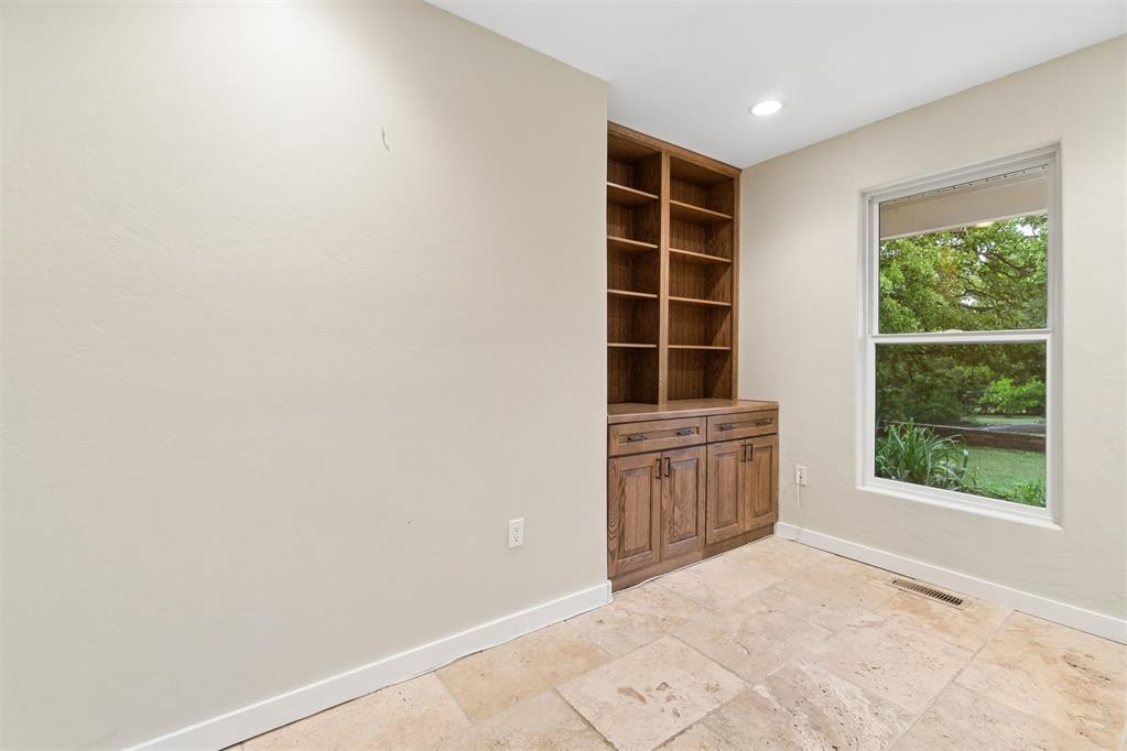 1025 E Triplett Road Property Photo 4