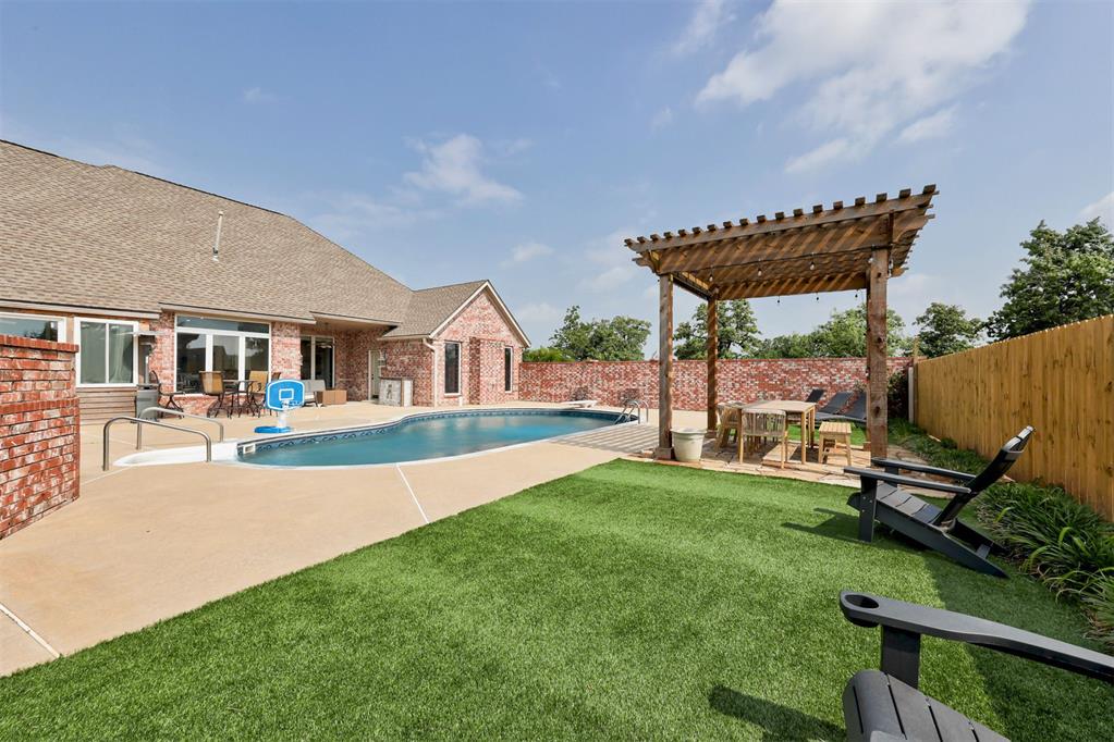 68 Stonegate Drive Property Photo 3