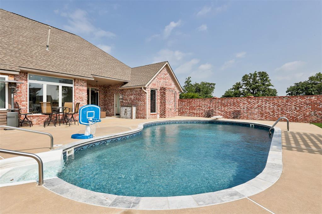 68 Stonegate Drive Property Photo 4
