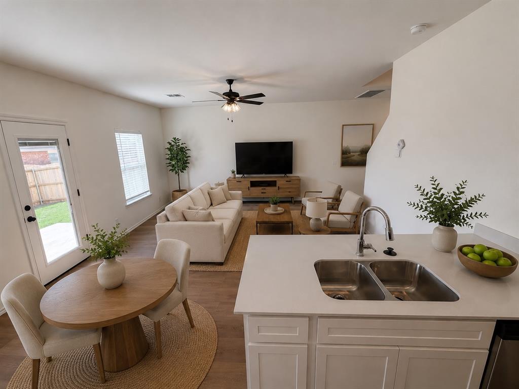 301 Aaran Way Property Photo 6