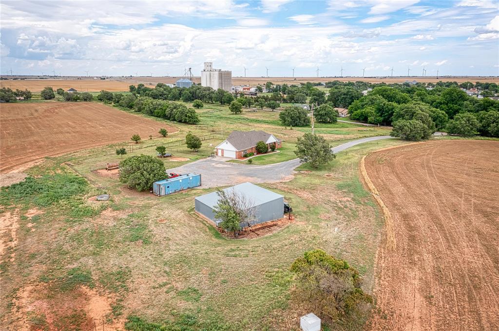 469 Western Property Photo 4