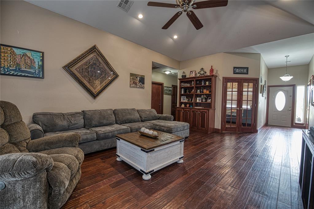 469 Western Property Photo 6