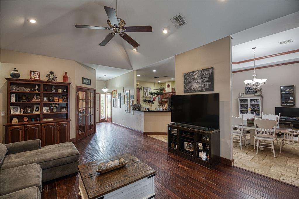 469 Western Property Photo 7