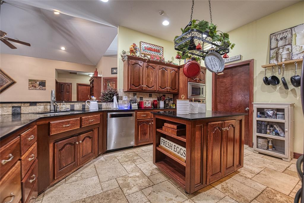 469 Western Property Photo 9