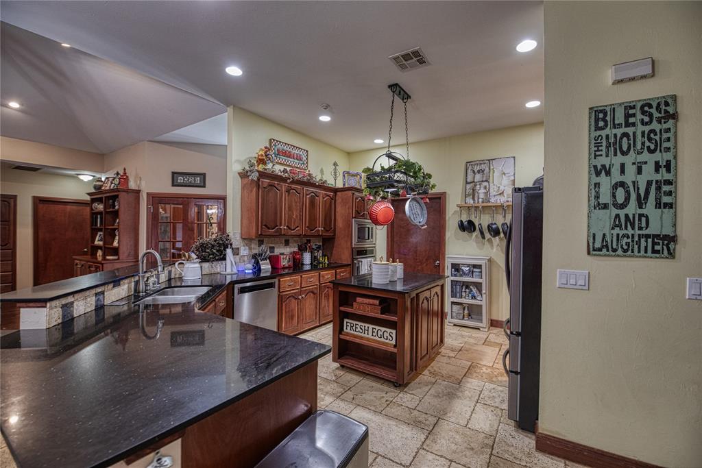 469 Western Property Photo 11