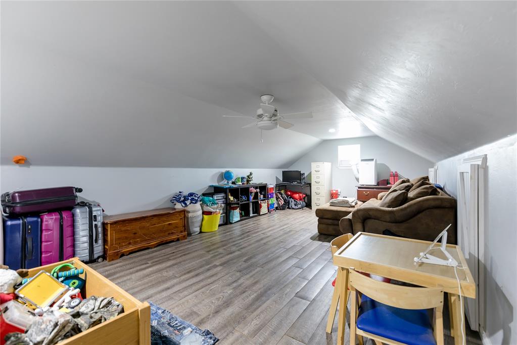 469 Western Property Photo 24